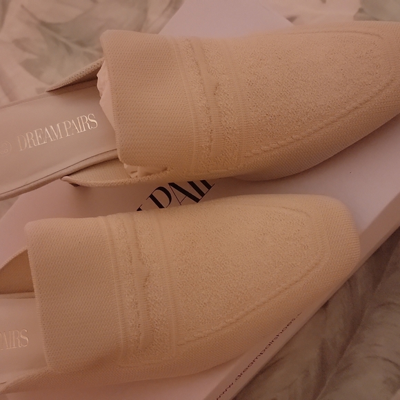 Beautiful cream colored mule low heel - Picture 2 of 3